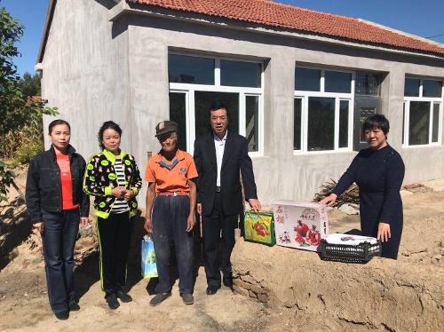 蜜桃视频
党委双节前下乡慰问贫困户