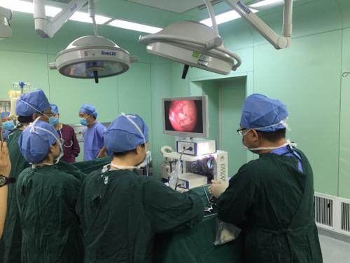 为4个半月宝宝行胸腔镜下肺隔离症合并先天性肺囊腺瘤样畸形手术，省内首例