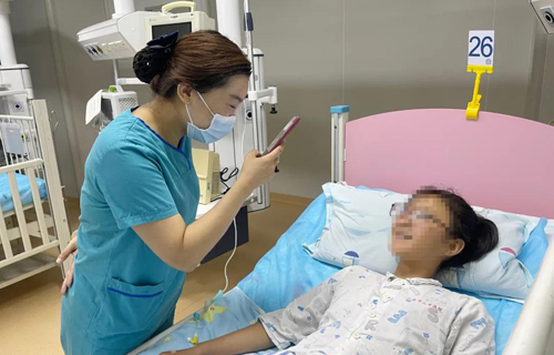 女孩误服药物进PICU，监护探视系统让家长安心