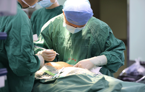 北儿专家在长春！东北三省首例“歪脖子”腔镜下微创手术在蜜桃视频
成功完成