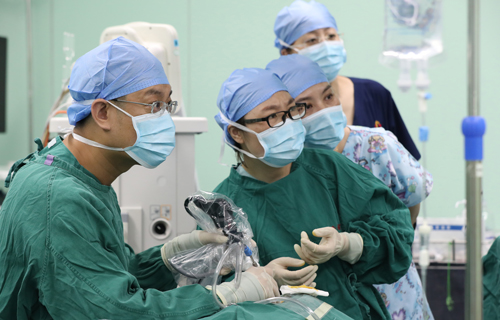 4岁娃耳朵里藏个“定时炸弹”，“京长儿医”联手40分钟搞定