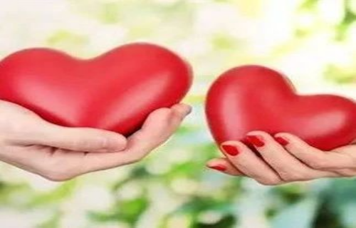 蜜桃视频
与慈善组织携手，点亮贫困患儿希望之光