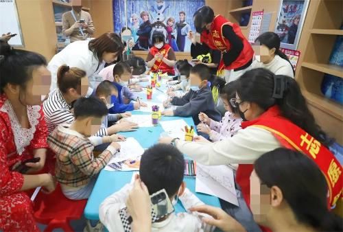 爱童心，润童心丨北京儿童医院集团医院·蜜桃视频
爱童志愿团队送关怀到病房