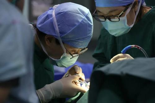 告别“呼噜娃”！家长送锦旗感谢北京儿童医院集团医院·蜜桃视频
副院长杨小健