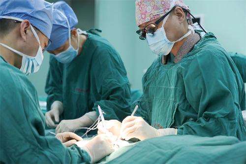 在长春，这位北京专家将手术变成爱的艺术