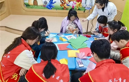 指尖传爱 童心疗愈丨我院志愿服务活动暖心开启