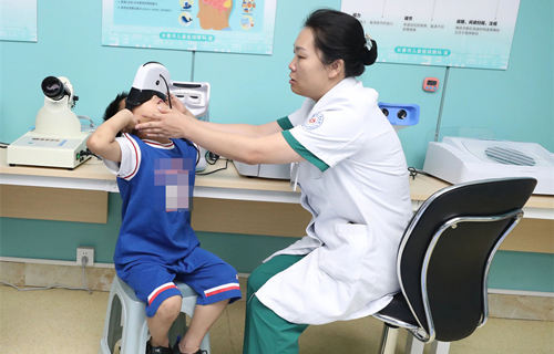 残障男孩康复后遭遇斜视，在这里他重踏人生对焦之路